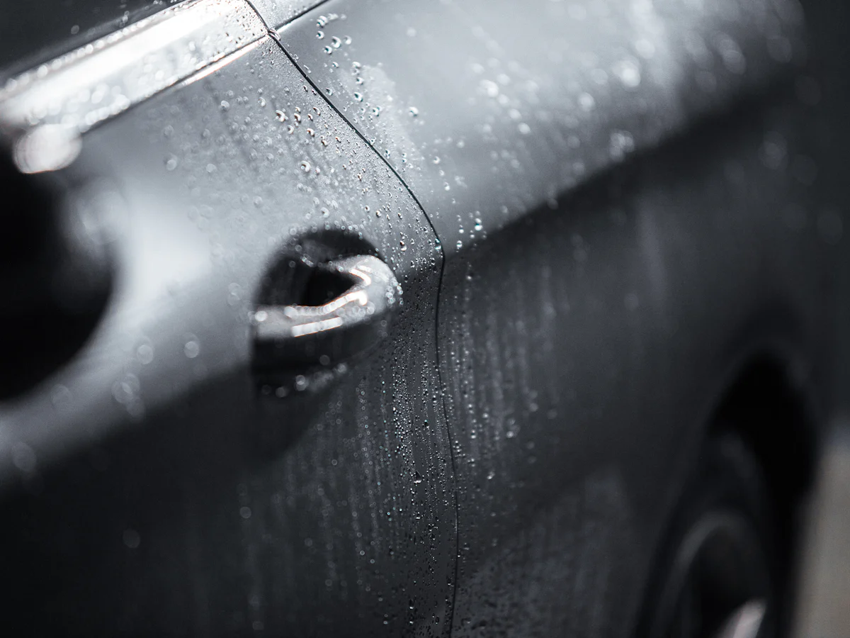 Gotas de agua sobre pintura protegida con tratamiento cerámico