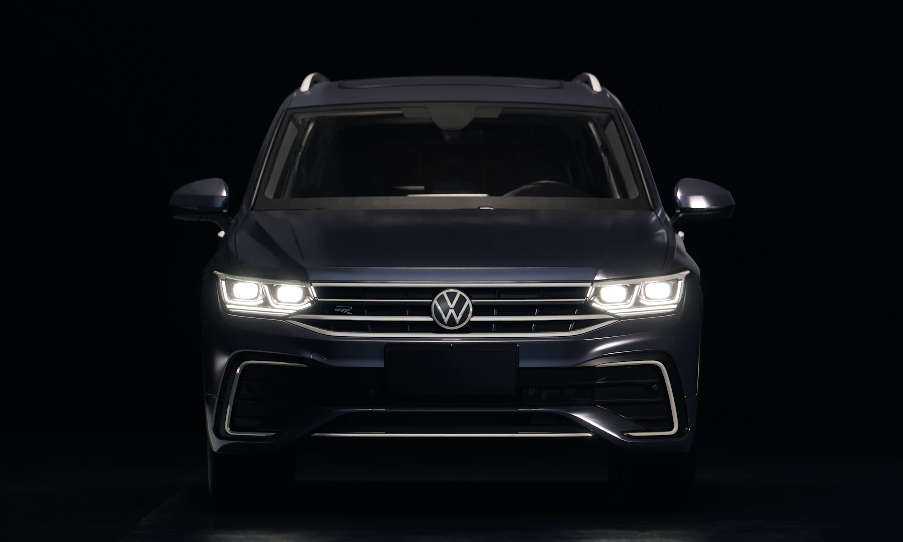 Faros encendidos y transparentes de una camioneta