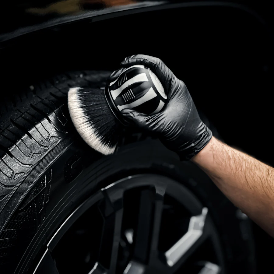 Limpieza de rin y caucho con cepillo de detailing